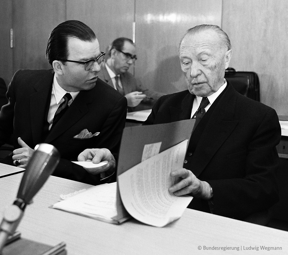 RegSprecherStS's tweet photo. Das Bundespresseamt trauert um Karl-Günther von Hase, der mit 103 Jahren verstorben ist. Er war von 1962 bis 1967 Regierungssprecher der Kanzler Adenauer, Erhard und Kiesinger. Wir verbeugen uns vor seinem langen und vielfältigen Einsatz für die Demokratie. https://t.co/jcJSmAXjiW