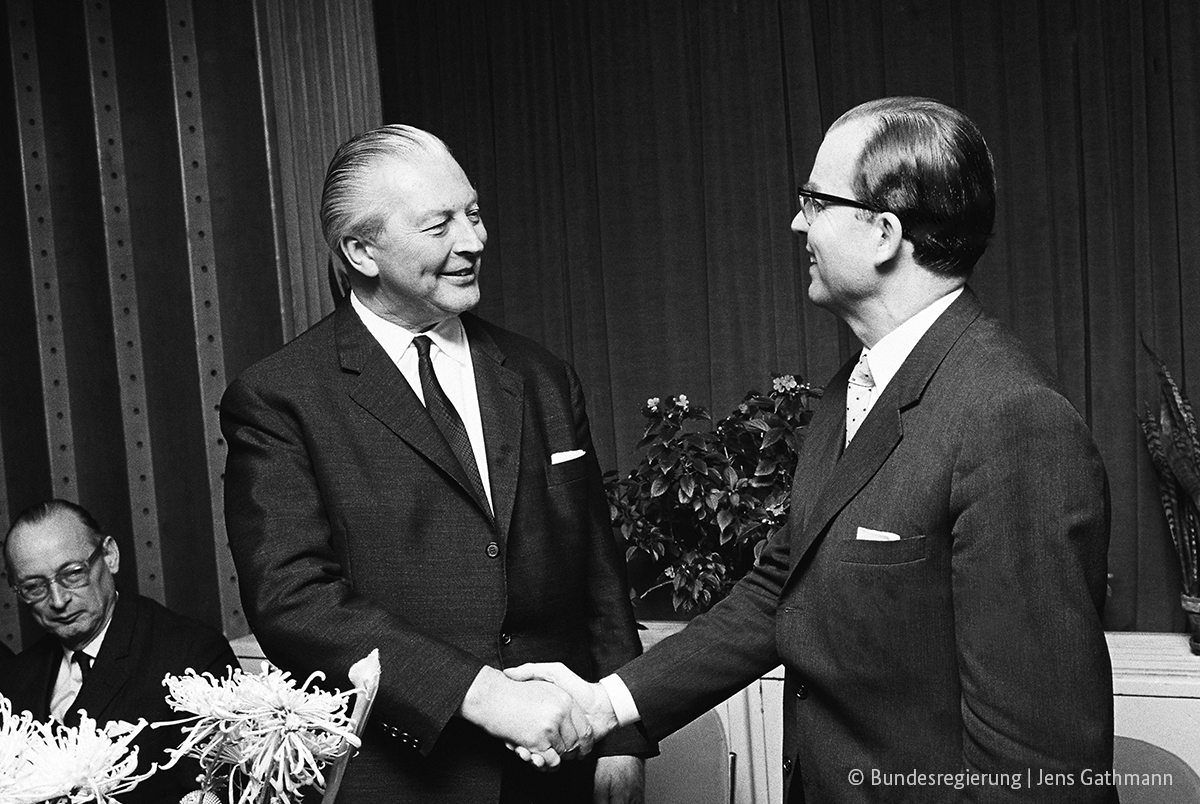 RegSprecherStS's tweet photo. Das Bundespresseamt trauert um Karl-Günther von Hase, der mit 103 Jahren verstorben ist. Er war von 1962 bis 1967 Regierungssprecher der Kanzler Adenauer, Erhard und Kiesinger. Wir verbeugen uns vor seinem langen und vielfältigen Einsatz für die Demokratie. https://t.co/jcJSmAXjiW