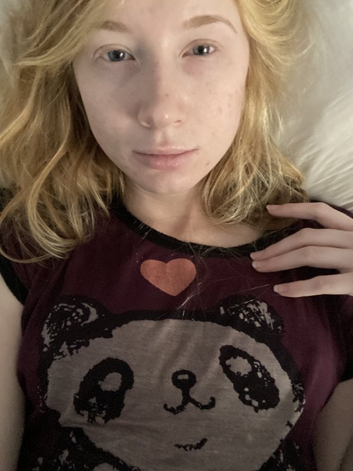 Happy Monday! 😘 https://t.co/IS3DYLWxYr