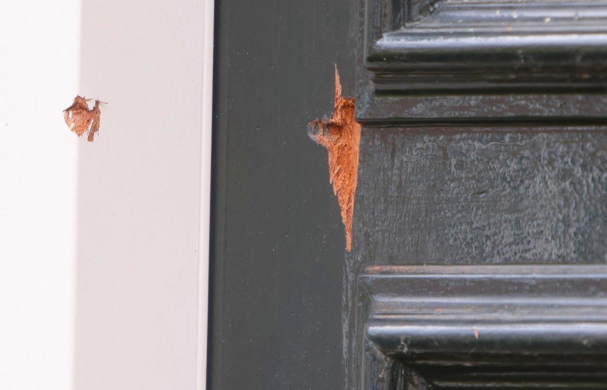 Mogelijk opnieuw woning beschoten in Bommelerwaard, politie onderzoekt kogelgat in deur..