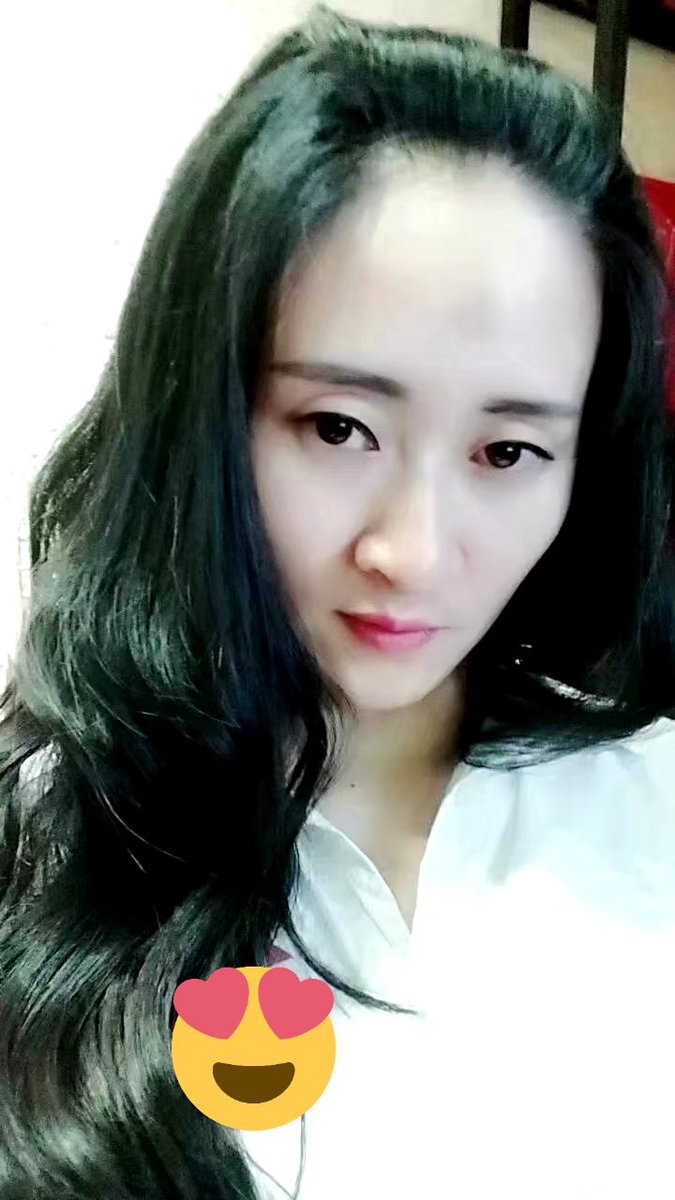 aaadgag's tweet photo. 应他们的要求，这次就穿白衬衫，大红唇，大波浪去了，结果整个五一忙疯了，原来他们喜欢群��居住在一起，整栋楼都是国际友人～直到今天才回家，感觉像生了孩子一样，虚脱，酸软，乏力，骨质疏松了都 https://t.co/JOEnF9ROSV