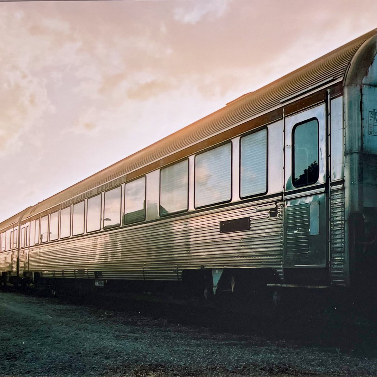 AndreasWiede's tweet photo. The end of the line: former #SNCF #TransEuropExpress #TEE #Mistral69 #inox @_DiningCar at #Terrasson 🇫🇷
📷 taken around 2004
#PastTrainTrips https://t.co/9P976iEY9i