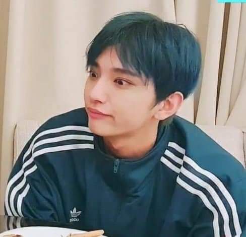 SEVENTEEN TOP SOCIAL ARTISTA Board Game Date w/ Hong Joshua/JisooShua's a very reserved person, but he's also very competitive. A bord game night would be perfect for you to connect w/ him w/o causing him much pressure. #SEVENTEEN #SEVENTEEN_BBMAs #BBMAs    @pledis_17