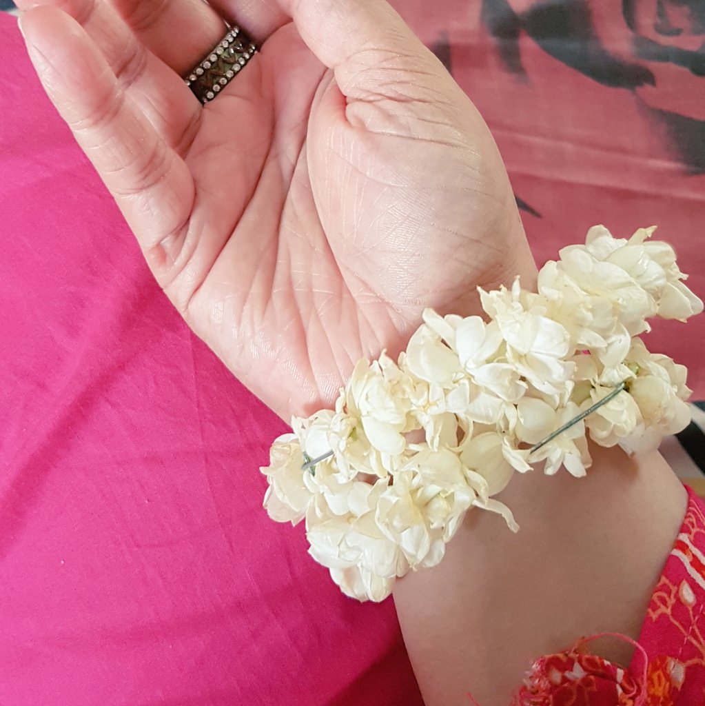 My brother bought me some Arabian jasmine bangles and they smelled HEAVENLY!! Jasmine is sooo my scent! 