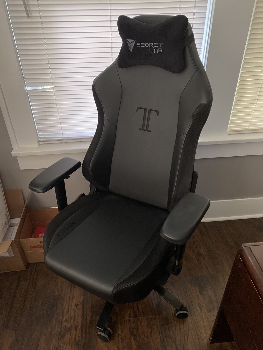 NicholasLesley's tweet photo. Got ahold of the best office/gaming chair in existence. #SecretLab https://t.co/wdCKDHThoP