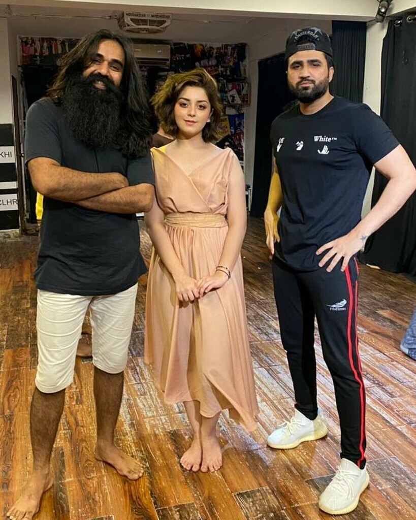 fcmagpakistan's tweet image. What’s cooking good looking !💃🏻🕺this Eid will surely be meethi, spotted Alizeh Shah, Falak Shabir and the super talented Wahab Shah at Wahab Shah Dance Academy doing the rehearsals. 

@falakshabir1 @alizehshahofficial @wahabshah #THORpr #staytuned #C… instagr.am/p/COsl2-AlqGz/