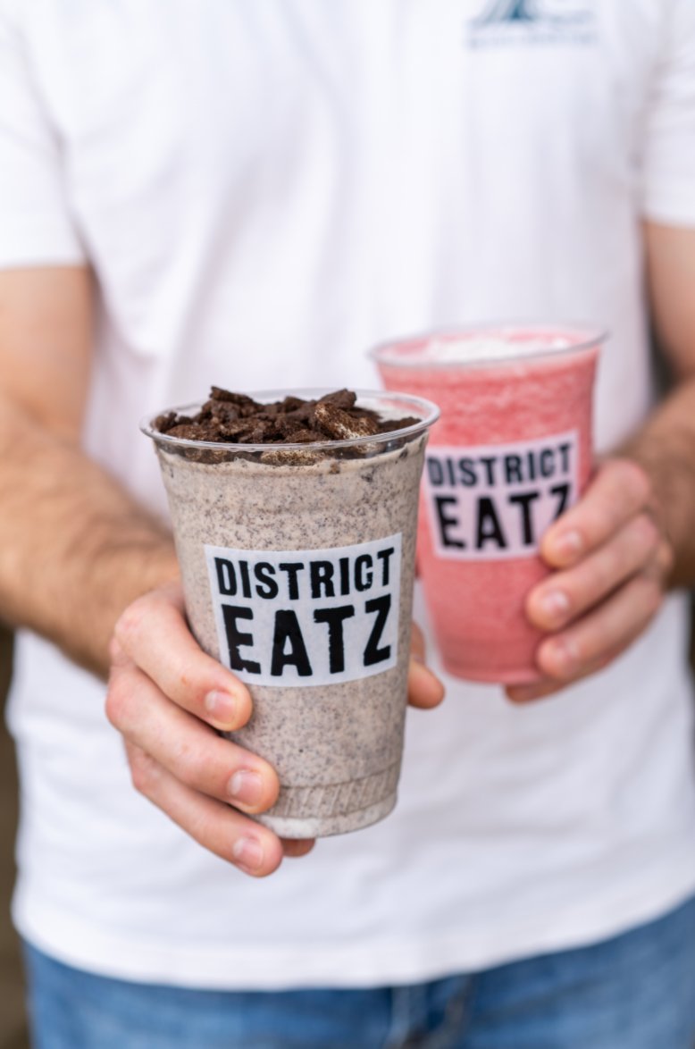 districteatz's tweet photo. Which one would be your go-to drink? Cookies &amp; Cream Shake or Pina Berry Smoothie?🍪🍓

#districteatz #districteatzdc #distracteatzclifton #dmvfood #milkshakes #yourneighborhoodeatery #smoothie #cookiesandcream https://t.co/49R5y5MRsO