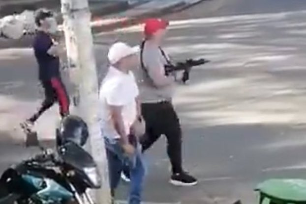 miguelyopal's tweet photo. Pobre armado: Guerrillero y terrorista.

Rico Armado: Gente de bien defendiendo la democracia.

Así funciona la lógica de los medios de comunicación, de los políticos y de los ricos estrato 3-4 del país. https://t.co/ug8H2y6DOK