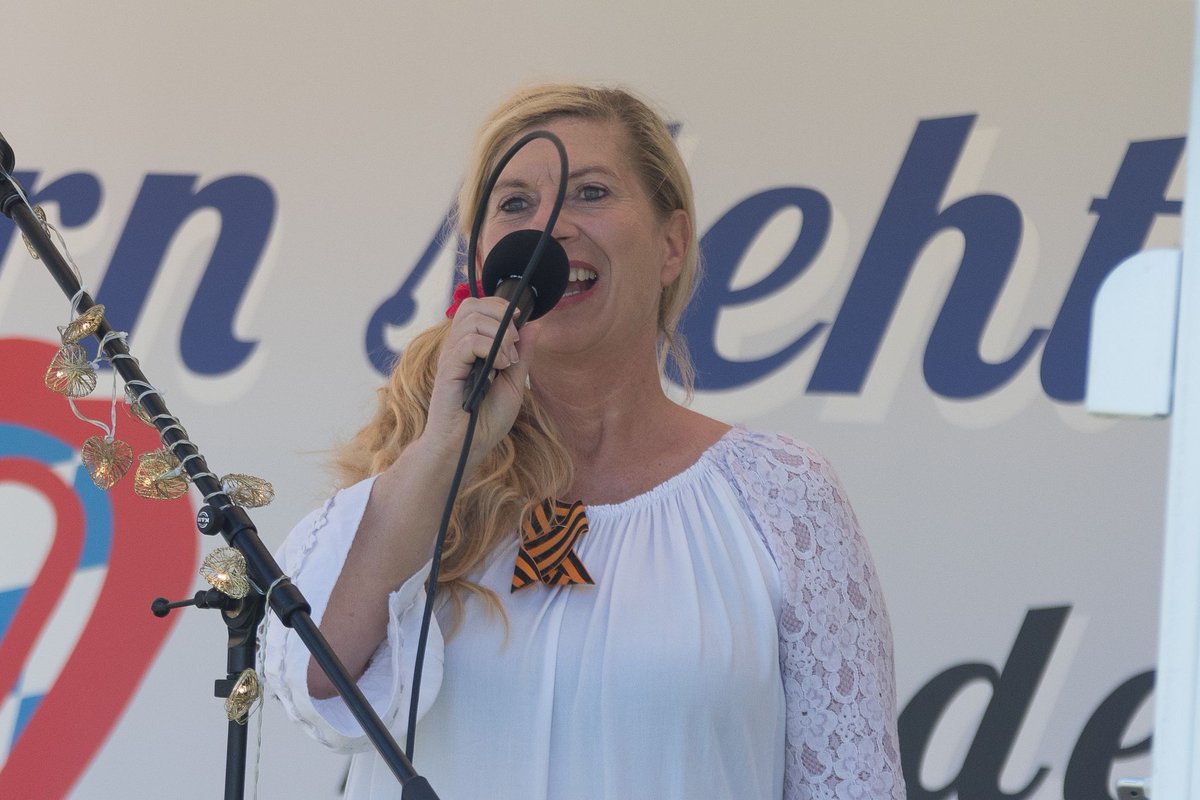 ER_Bayern's tweet photo. Landshut: gestern stand bei der Querdenker-Versammlung auch wieder Astrid Schmid auf der Bühne, Sängerin der Band "Seesound", die etliche Lieder für die Pandemieleugner-Szene aufgenommen haben. Sie trug dabei ein "Sankt-Georgs-Band". #la0905 1/x https://t.co/o9aquJOpay