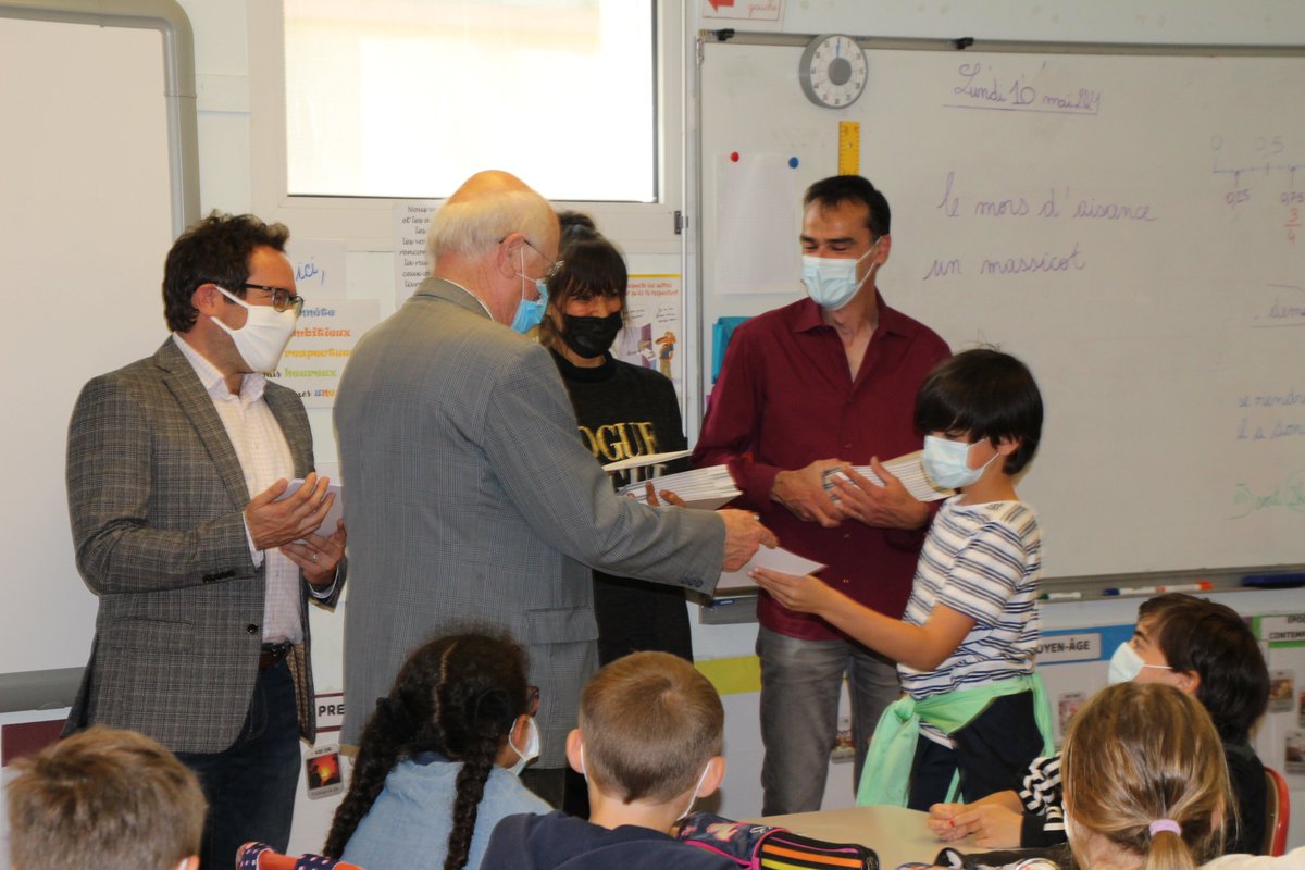 villemagny78's tweet photo. Gilles Cheval, éditeur, @maflohe, artiste plasticienne du livre numérique et papier, Paul Berguin, Pdt de la FNACA et @BHouillon, Maire de #Magny78, sont venus à la rencontre des enfants qui ont échangé avec leurs 4 invités et reçu un diplôme et le livre infini en modèle réduit. https://t.co/HAEinw2Mk0