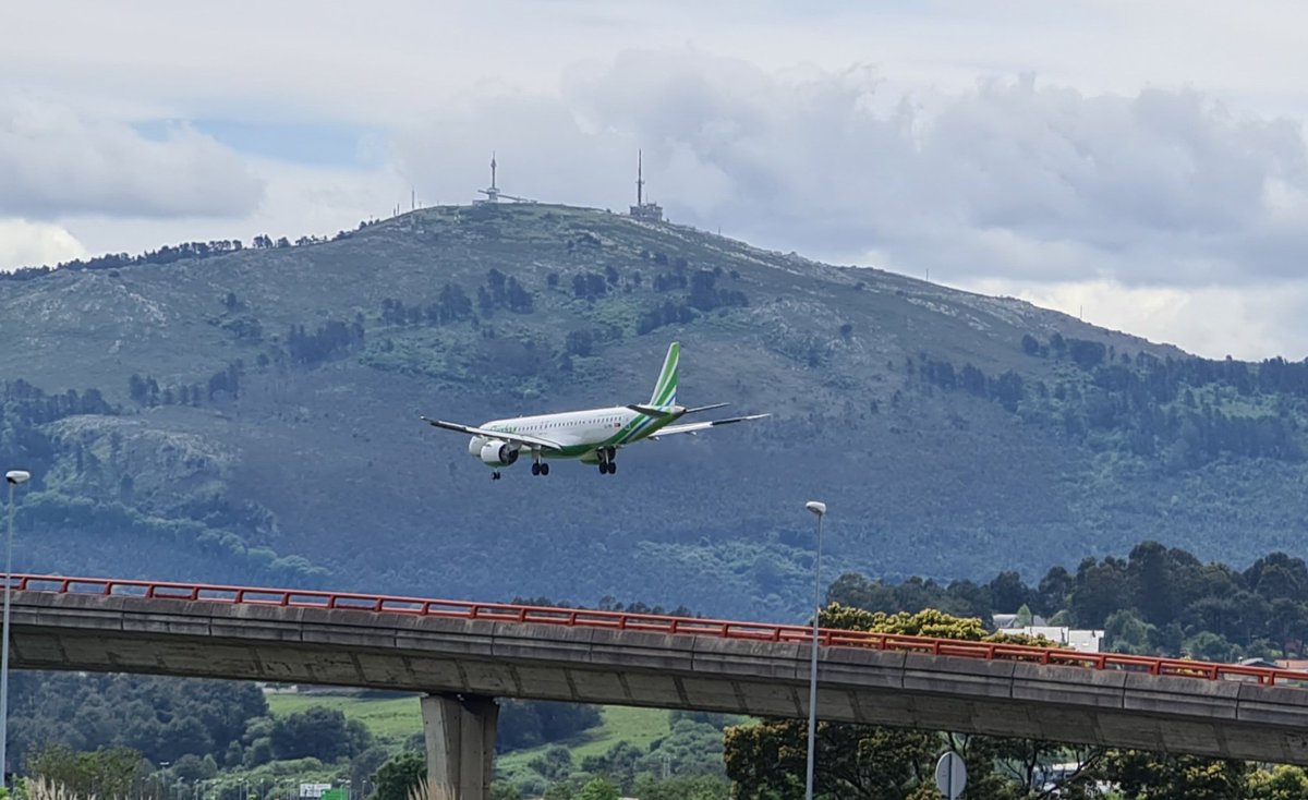 lillosantander's tweet photo. @AParayas @AirNostrumLAM @BinterCanarias @alberto_mnc @aguudoLEXJ Así llegaba esta mediodía el #Embraer E195-E2de @BinterCanarias al #SeveBallesterosSantander con el #PicoLlen al fondo https://t.co/5did7eHSAN