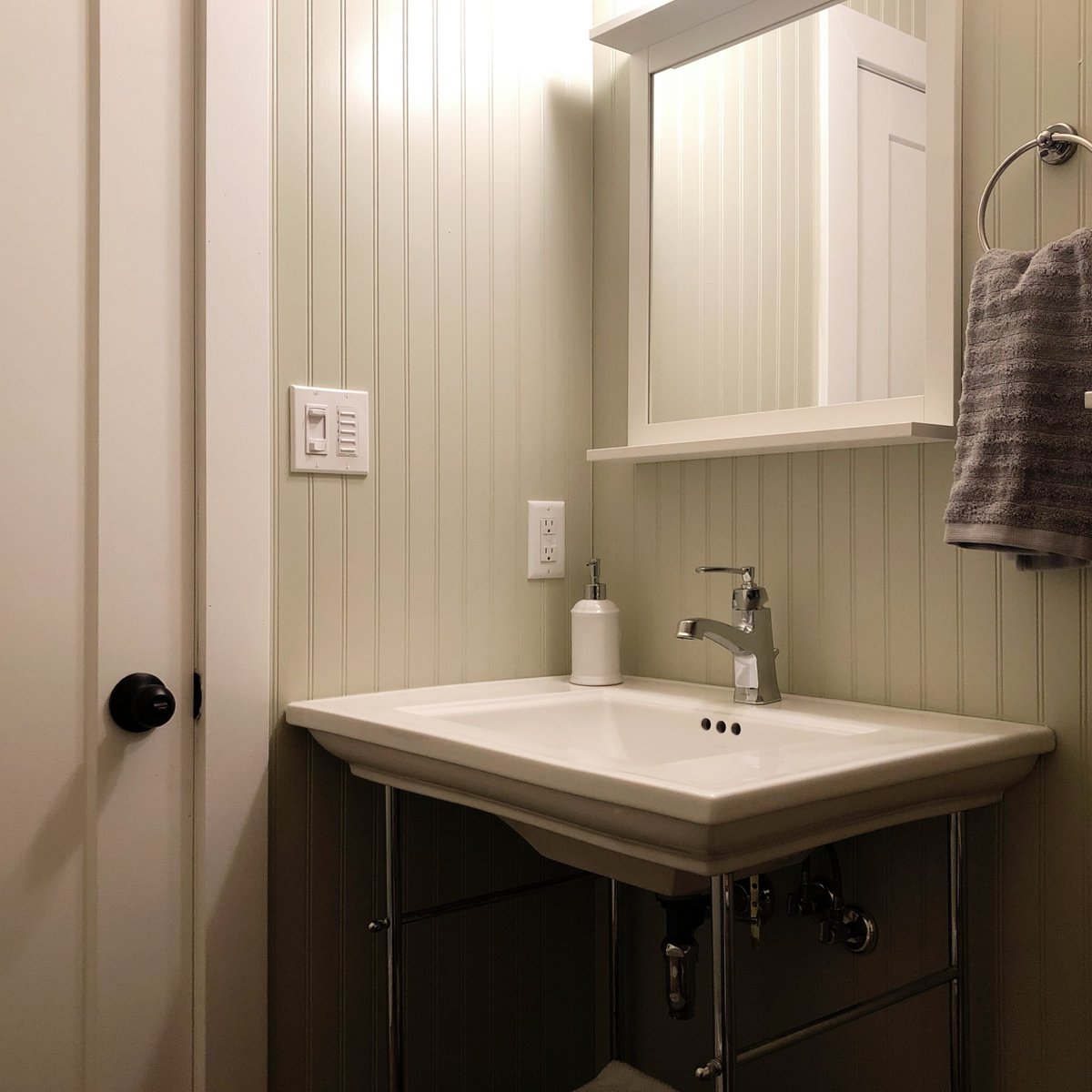 It's amazing how quick a simple textured wall paneling can take a regular bathroom and convert it instantly to a quaint cottage powder room.  This small space was brilliantly designed by Scott McGillivray and his crew on Scott's Vacation House Rules season one.
#MyCustomBuild