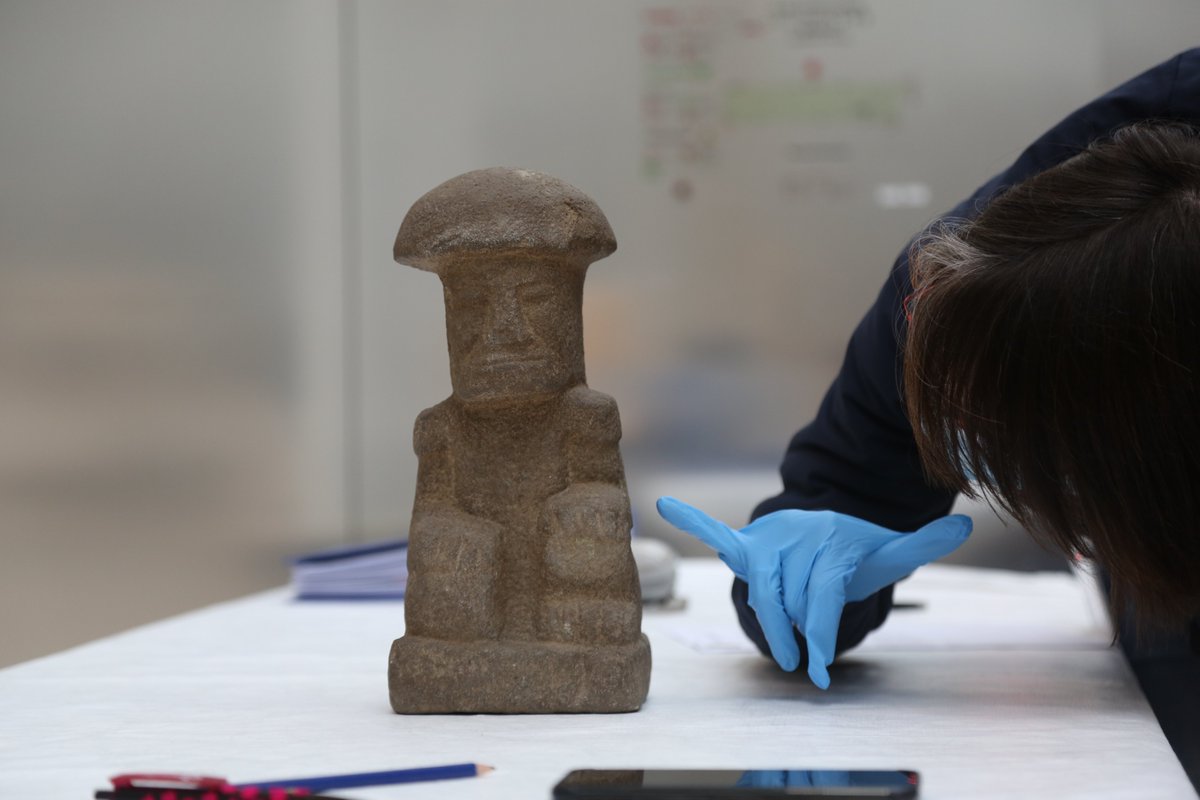 #Teasing Dès demain, 18 œuvres du musée du <a href="/quaibranly/">musée du quai Branly - Jacques Chirac</a> rejoignent la #Galeriedutemps au côté des œuvres du <a href="/MuseeLouvre/">Musée du Louvre</a>. À suivre !