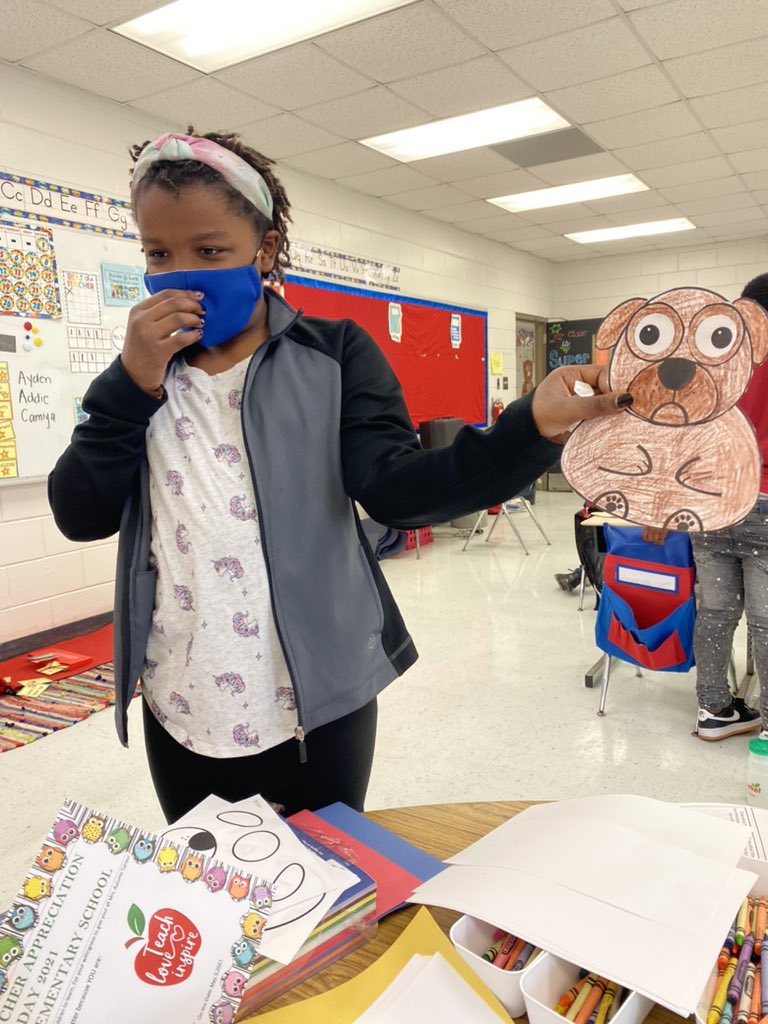 MClass93's tweet photo. Today for #MysteryReaderMonday, I read Pig the Star to all of our 3rd grade kiddos! We followed the story up with a Pig the Pug themed snack and craft! @ShumanScholars https://t.co/mUDtRcSqzF
