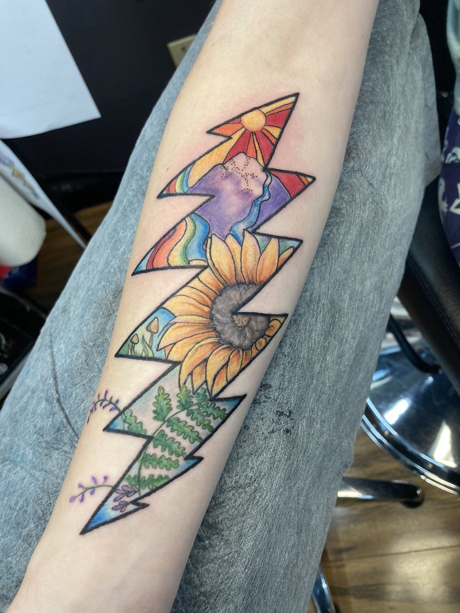 whiteakertattoo's tweet photo. Grateful Dead Bolt by Suzen https://t.co/Wu9u9xrXeX