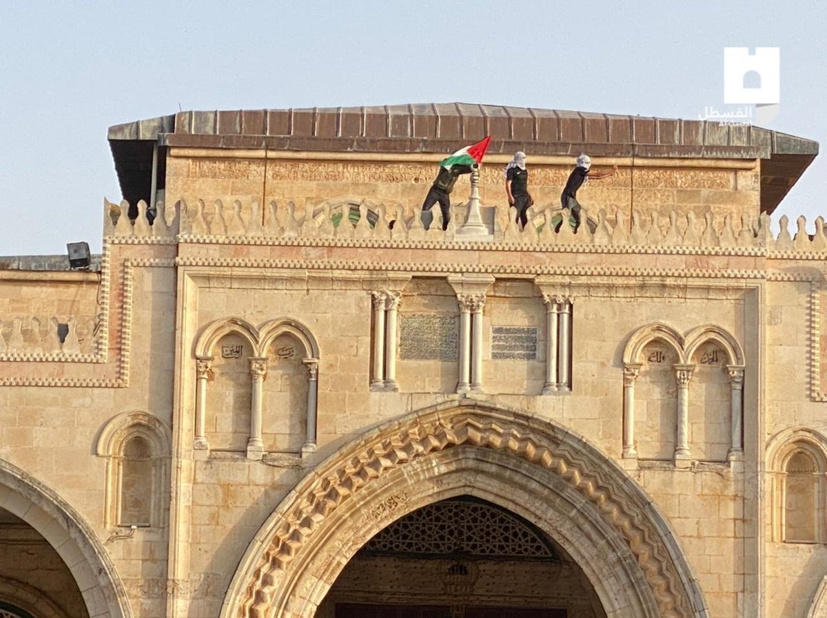 ScreenMix's tweet photo. يحدث الآن:

رفع العلم الفلسطيني فوق المسجد الأقصى🇵🇸♥️ https://t.co/hwpDg0ayJD