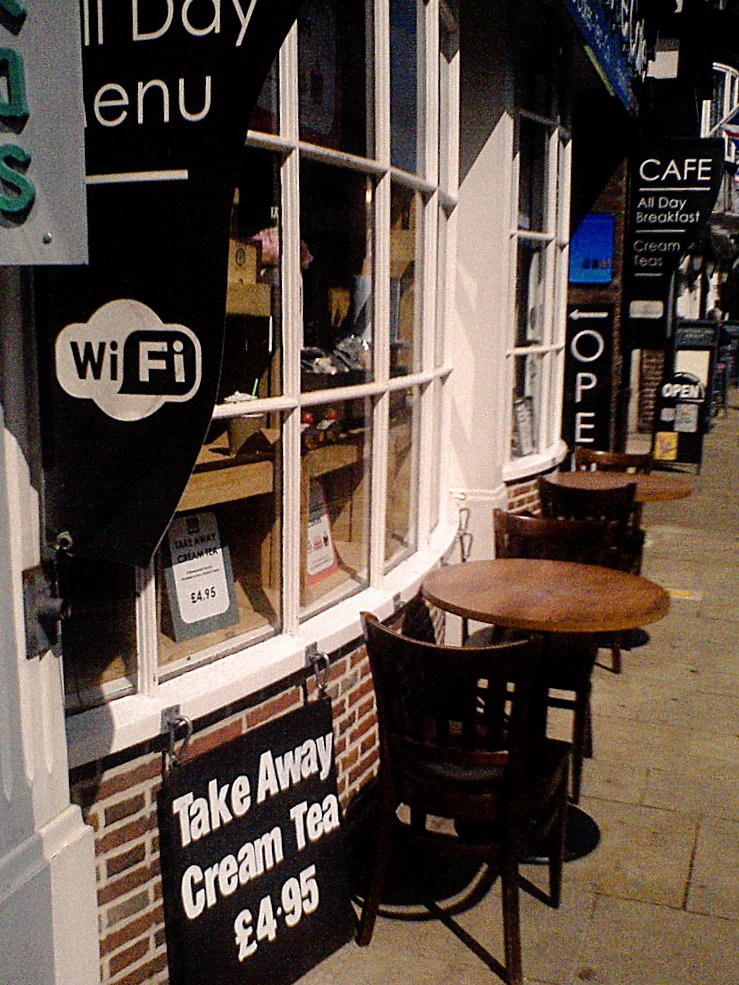 iamrichardmh's tweet image. Been admiring people's wisteria. Then wandered down the High Street and saw they had tables outside what was once 'Bow Windows' café. A first I think. It was the fire station before that and they say Hitler dropped a bomb on it that didn't go off. #2megapixels #SonyEricssonK750i