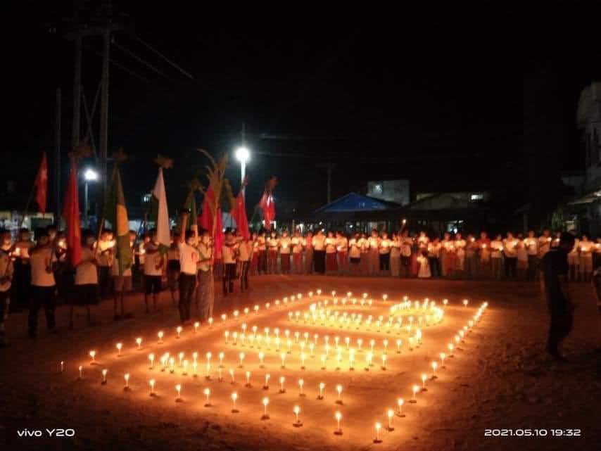 2021Revtweets's tweet photo. Candlelight strike of Launglon Tsp, was held by residents showing support to our legitimate government @NUGMyanmar.
#WhatsHappeningInMyanmar 
#May10Coup https://t.co/LR8oLdBPtK