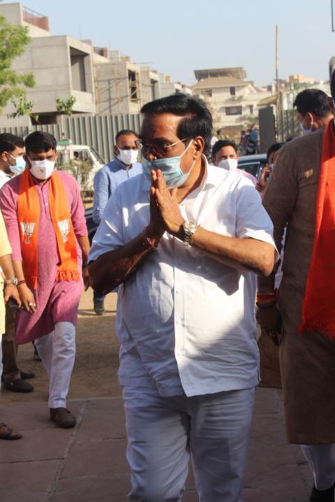 iManishPatelBJP's tweet photo. શ્રી @KaushikJainBJP જી શ્રી @HiteshBarotBJP જી,વોર્ડના કાઉન્સિલરશ્રી, વોર્ડ હોદ્દેદારની સહઉપસ્થિતિ વચ્ચે "બ્લડ ડોનેશન" કાર્યક્રમનો શુભારંભ કર્યો. કર્ણાવતી મહાનગર યુવા મોરચાના ઉપપ્રમુખ શ્રી @ijayeshpatelbjp તથા તેમની ટીમને લાખ લાખ અભિનંદન...
#BJYMCares
#SevaHiSangathan https://t.co/vWAPTnC51Q