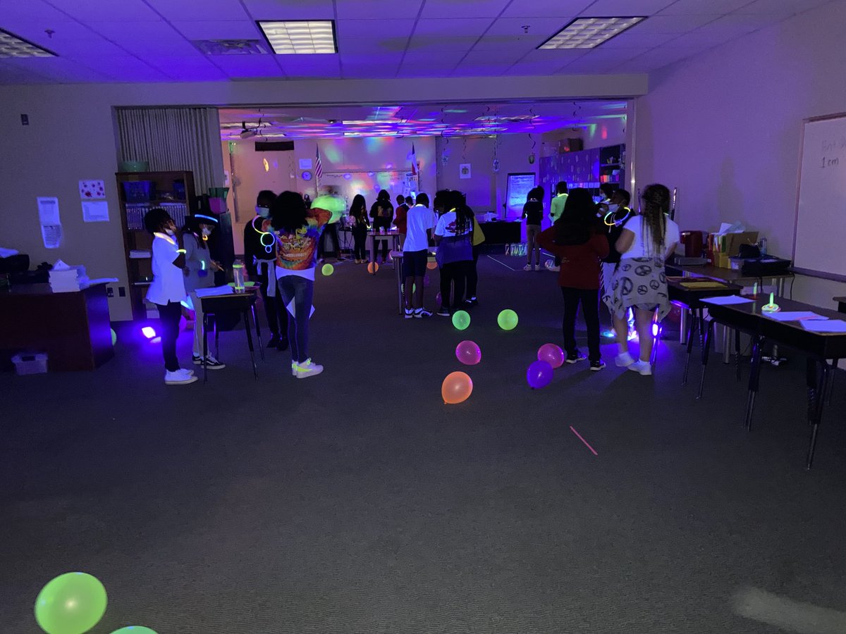 dochjamil's tweet image. Thank you Ashley Fraise for the work on the Glow Science Review Party!!! It was awesome and kids LOVED it. They are ready for STAAR... ⁦@CrowleyISD⁩ #CISDScienceRocks #CrowleyPrideUnified