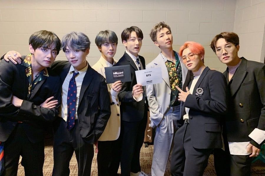 Eonnie_Bee's tweet photo. ‼️LET'S EXPAND MORE OUR HISTORY‼️
ARMYs and BTS on their way to get that Paper award for 5th time in a row!!!

BTS PAVED THE WAY
BTS FOR THE WIN

I'm voting for @BTS_twt for #BBMAsTopSocial https://t.co/mUiTVyTKJb