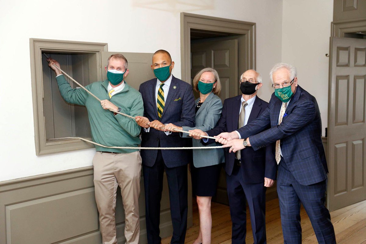 WMAlumni's tweet photo. To celebrate #wmLDOC, @williamandmary deans from the School of Education, Mason School, VIMS, Arts &amp; Sciences and Law School rang the Wren Bell, a #wmGrad tradition. This was the first time each dean had rung the bell, including alumnus Dean Larry Pulley ’74! https://t.co/eimIley8z3