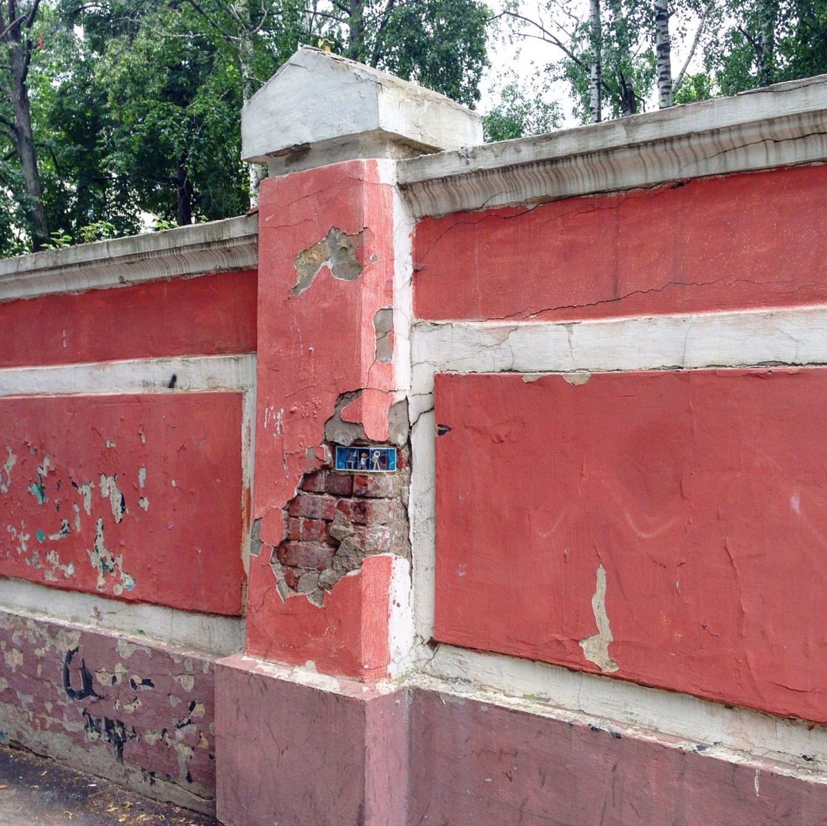 StreetArtUtopia's tweet photo. A Little man in the brick wall https://t.co/k8FYiC4j8R via @streetartutopia #streetart #NizhnyNovgorod #Russia #art https://t.co/k6y3q8wv2j
