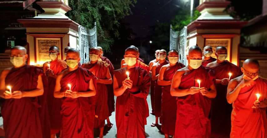 2021Revtweets's tweet photo. In Mandalay, buddhist monks from Mogaung Temple staged a candlelight night strike against military dictatorship.
#WhatsHappeningInMyanmar 
#May10Coup https://t.co/aMrhpg1aR6