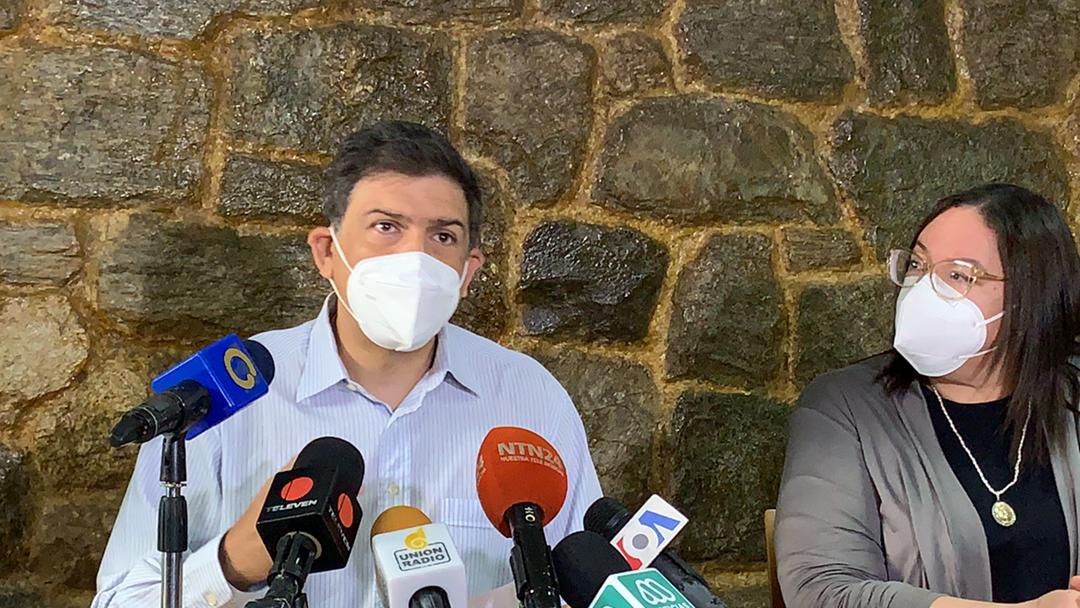ElPitazoTV's tweet photo. @CarlosOcariz @GabyGabyGG 11:59am #AHORA | Ocariz señala que no se trata de candidaturas,sino de tener liderazgos que la gente reconozca.Esta propuesta la presentará formalmente a su partido este martes, aunque ya la adelantó a dirigentes opositores de la unidad, incluyendo a Guaidó #10may-vía @GabyGabyGG https://t.co/sH12ipkV7E