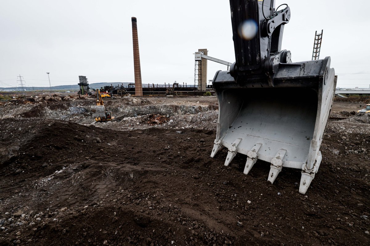 TeesworksUK's tweet photo. Work ramping up to clear the site ready for @GErenewables🚜

A 95 tonne monster digger has been bought by @HallCSL to get the job done💪

Once the site is clear, there will be thousands of job opportunities for local people, and hundreds more when the facility is up and running👷 https://t.co/12VsV6OcuU