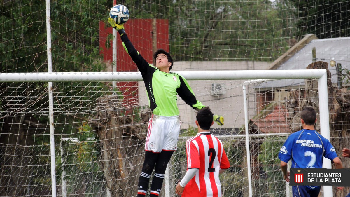 EdelpFutbol's tweet photo. ⚽👐 Te vimos crecer defendiendo nuestro arco. ¡Felicitaciones por tu debut en Primera, @jeropourtau! ¡Orgullo del Semillero! 🇦🇹💪 https://t.co/LdtCfI5tqK