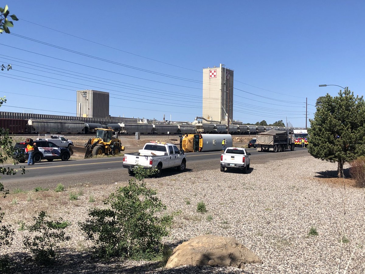 ArizonaFishing's tweet photo. @kaffnews bus flipped on old 66. Don’t think any kids were in it. https://t.co/c9L0G9E1pY