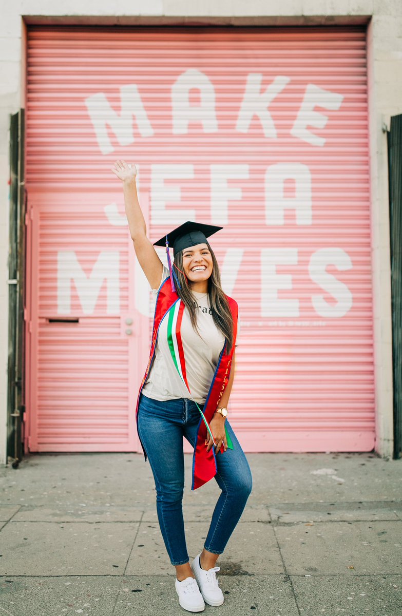 n_godinez07's tweet photo. Make Jefa Moves 💕🎓#FresnoStateGrad 
📷: @bruuujita @agodinez007 
Ft. @hijadetumadrela https://t.co/QFFzNybpVu