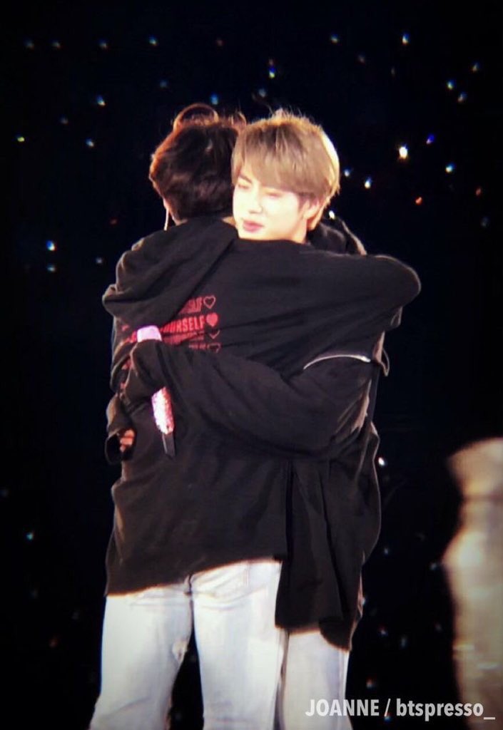 Nattha_501's tweet photo. รู้สึกอบอุ่นจังเลย...หาอีกรูปไม่เจอ

I vote @BTS_twt for #BBMAsTopSocial https://t.co/DMW5q5MVEp
