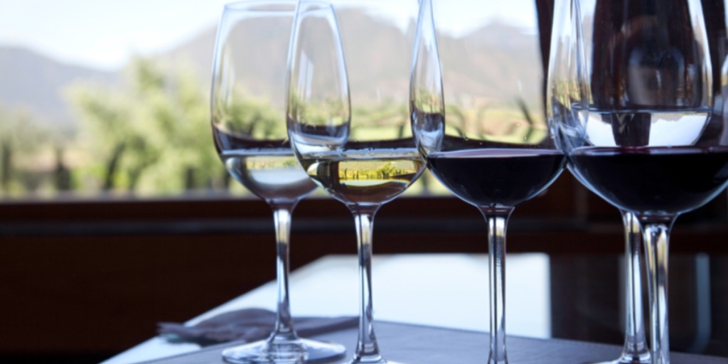 Reifwinery's tweet photo. Order your WINEMAKER SELECTIONS today and join our VIRTUAL TASTING on Sunday! While you sip, your taste buds will sizzle, with these outstanding pairings. BUY NOW https://t.co/zH9mCz1dia #LoveLocal #VQAWines #Reifstyle #StayHomeStaySafe #VirtualWineTasting https://t.co/ReK2NWEcRh