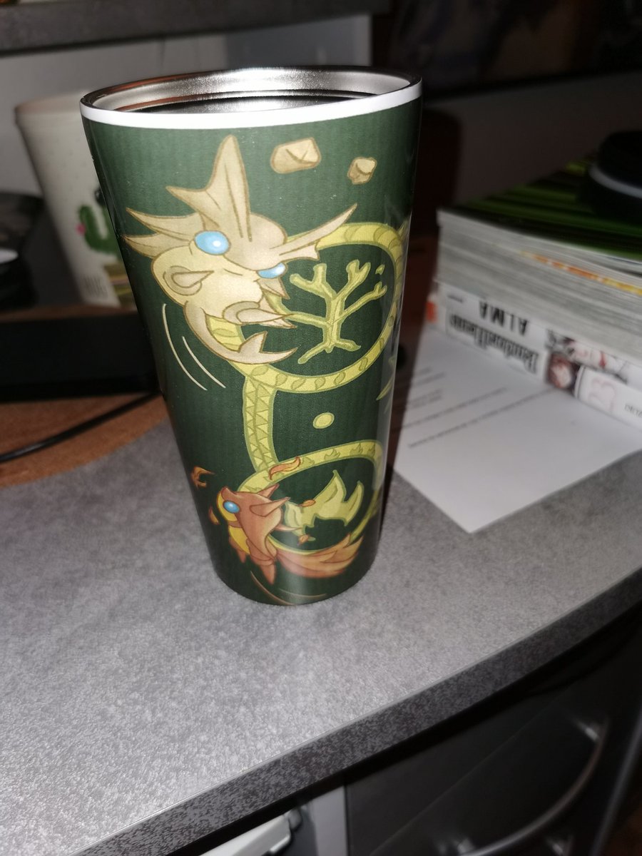 Kisae__'s tweet photo. Y ha llegado el vaso de viaje de Golden Sun, diseñado por @MasterDelMonton! I Queda súper bonito para beber té, cola-cao y y muchas cosas. Gracias por hacer mercancía de esa franquicia!

Voilà le verre de Golden Sun est arrivé et il est super stylé ! Hâte de boire dedans 😍👌 https://t.co/m0BgXwo2nl
