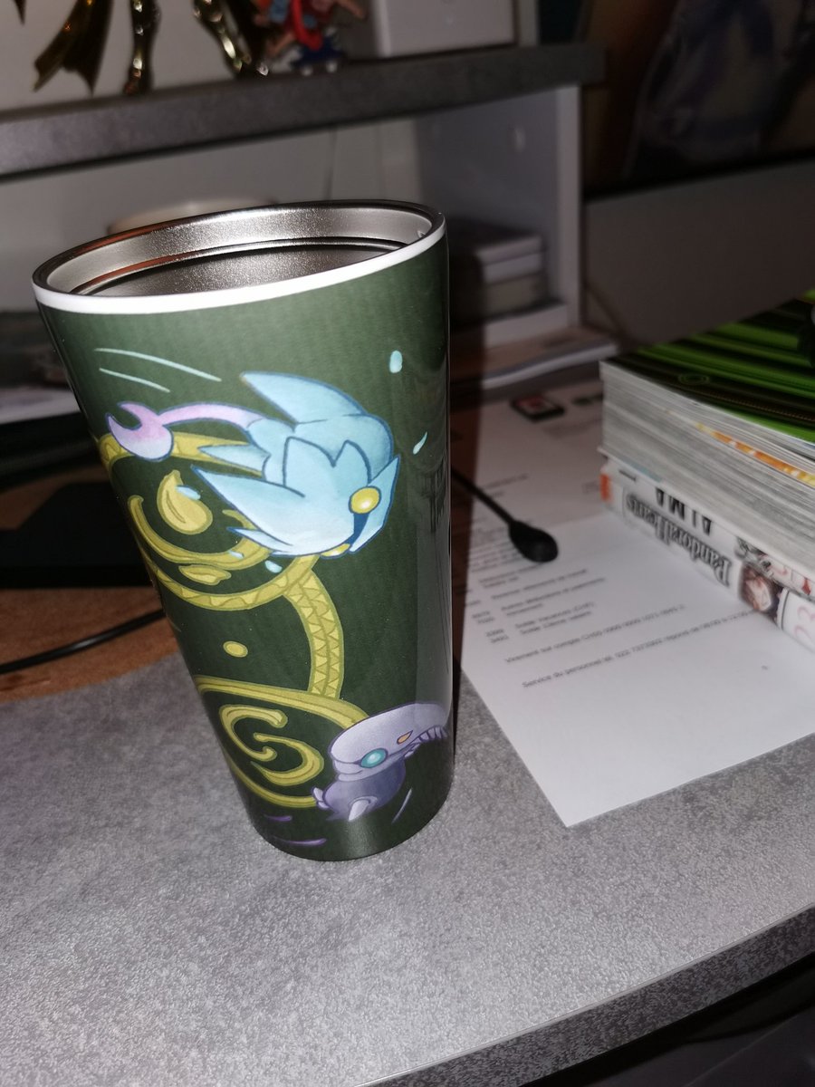 Kisae__'s tweet photo. Y ha llegado el vaso de viaje de Golden Sun, diseñado por @MasterDelMonton! I Queda súper bonito para beber té, cola-cao y y muchas cosas. Gracias por hacer mercancía de esa franquicia!

Voilà le verre de Golden Sun est arrivé et il est super stylé ! Hâte de boire dedans 😍👌 https://t.co/m0BgXwo2nl