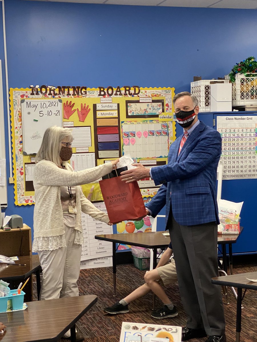 namburar's tweet image. Wonderful gesture by ⁦@WAPresident⁩ to come up to Woodward North to surprise ⁦@NEWinfield⁩ on her retirement from ⁦@WoodwardAcademy⁩! #WoodwardGrateful #30yearsOfService