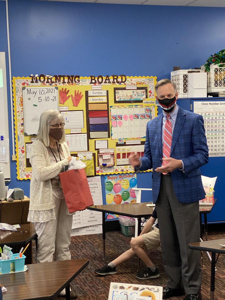 namburar's tweet image. Wonderful gesture by ⁦@WAPresident⁩ to come up to Woodward North to surprise ⁦@NEWinfield⁩ on her retirement from ⁦@WoodwardAcademy⁩! #WoodwardGrateful #30yearsOfService