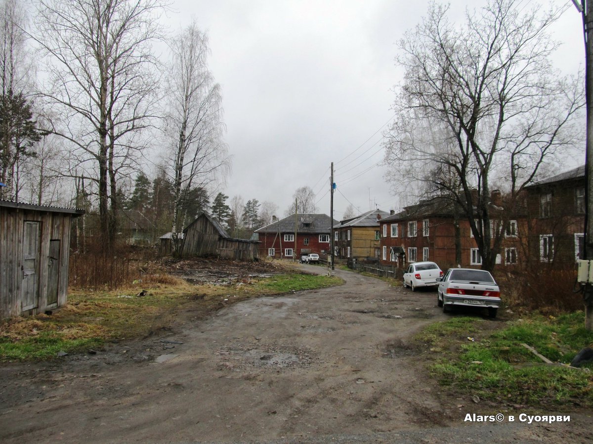 Это не картинки послевоенной разрухи. Это центральная улица г.Суоярви - ул.Победы и ул.им.Героя Великой Отечественной войны Нухи Идрисова, повторившего подвиг А.Матросова в боях под Суоярви. А фото сделаны на днях– через 76 лет после Победы. Это не оскорбление памяти и ветеранов?
