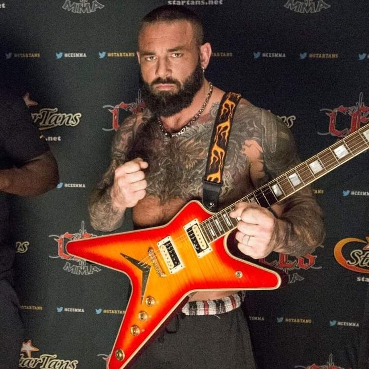 CESMMA's tweet photo. โฎ๏ธ #FromTheCESArchives โฎ๏ธ
๐ธ Wild man @ragingcannoli weighs in with a freakin' guitar at #CES32 ๐ธ๐คฏ
Josh didn't make any friends with the athletic commission that day ๐
https://t.co/OdGZQ5WgTX