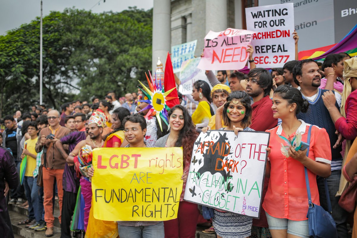 En 2018, la Cour suprême indienne a pris une décision historique, en jugeant non conforme à la Constitution l'article 377 du Code pénal, qui pénalise les relations entre personnes de même sexe, rappelle  @ingridtherwath
