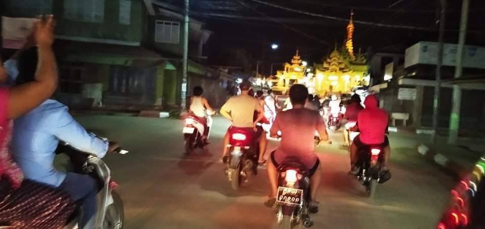2021Revtweets's tweet photo. Residents of Ye City, Mon state, staged a night strike with motorcycles despite the junta’s suppression.
#WhatsHappeningInMyanmar 
#May10Coup 
#WeSupportNUG https://t.co/bPlyADOuNB