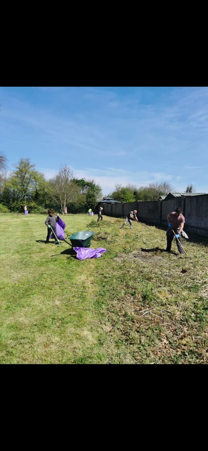NationalSpringC's tweet photo. Thank you to New Auburn Heights Residents Association who di their #SpringClean21 and got a lot of people involved while following all health and safety guidelines. Well done! 
#SDGsIrl #Ireland https://t.co/ulQcJO5Wnh