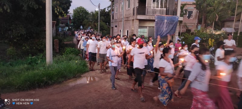 Myanmar_Now_Eng's tweet photo. A village in Dawei district, Tanintharyi, staged a White Shirt Campaign rally against the military dictatorship this evening (May 10).

Photo: CJ https://t.co/6U6Ong72an