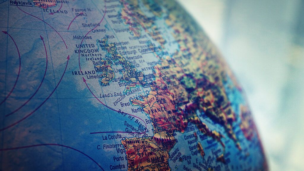 numeramarss's tweet photo. Nouvel article : Microsoft prend l’engagement de laisser les données des clients européens en Europe https://t.co/YhGRPgQDft via @numerama #tech #news https://t.co/8F46BYrhJK