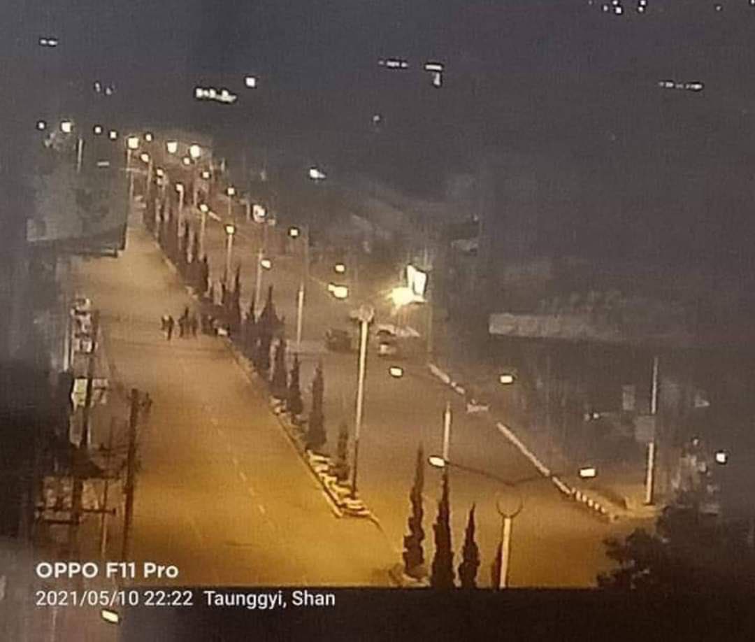 2021Revtweets's tweet photo. It is reported that a group of military troops were inspecting by passers near the phone shop after hearing a loud explosion in Taunggyi around 10pm tonight.
#WhatsHappeningInMyanmar 
#May10Coup 
#WeSupportNUG https://t.co/hDVcDIAoGC