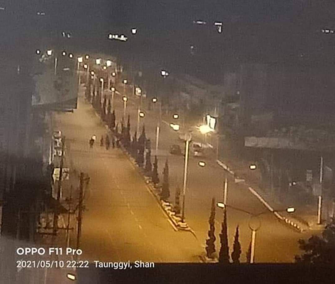 2021Revtweets's tweet photo. It is reported that a group of military troops were inspecting by passers near the phone shop after hearing a loud explosion in Taunggyi around 10pm tonight.
#WhatsHappeningInMyanmar 
#May10Coup 
#WeSupportNUG https://t.co/hDVcDIAoGC