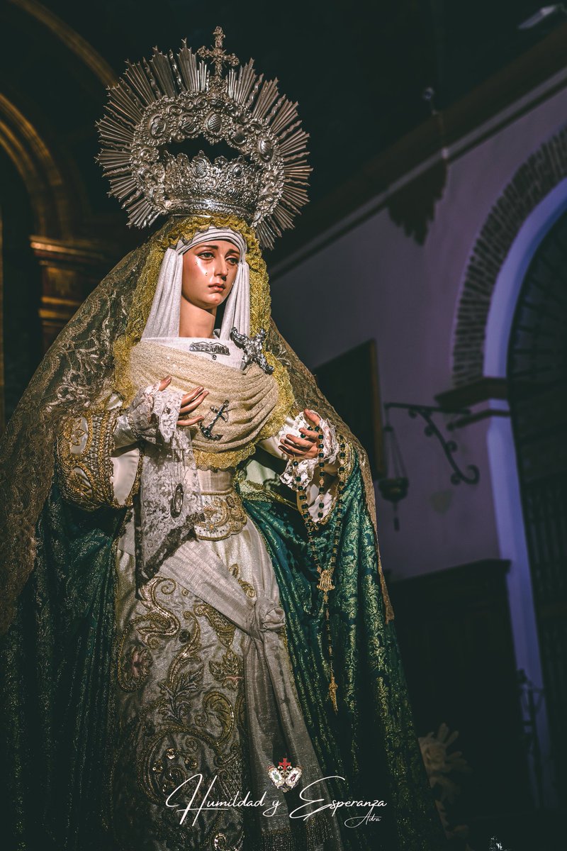 Reina en nosotros, Madre de Dios.
Reina en el mundo, reine tu amor.
Ven con nosotros, madre doliente,
lleva a tu pueblo al Reino de Dios.

#humildadyesperanza