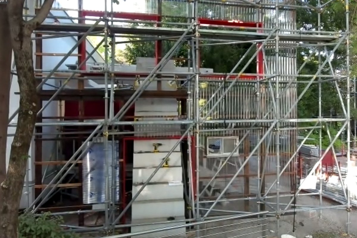 kadowaki_kozo's tweet image. 一昨年までは仕事しながら毎日見ていた壁がヴェニスで立ち上がっている。真っ昼間から幽霊を見ているような何とも不思議な感覚。 #vba2020jp #vba2021jp